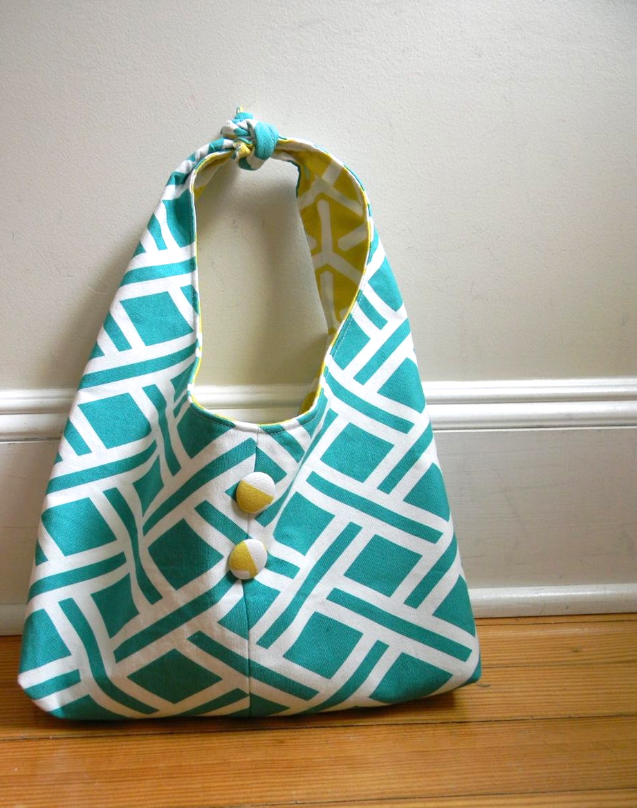 a hobo bag...waiting for summer adventures - A HAPPY STITCH
